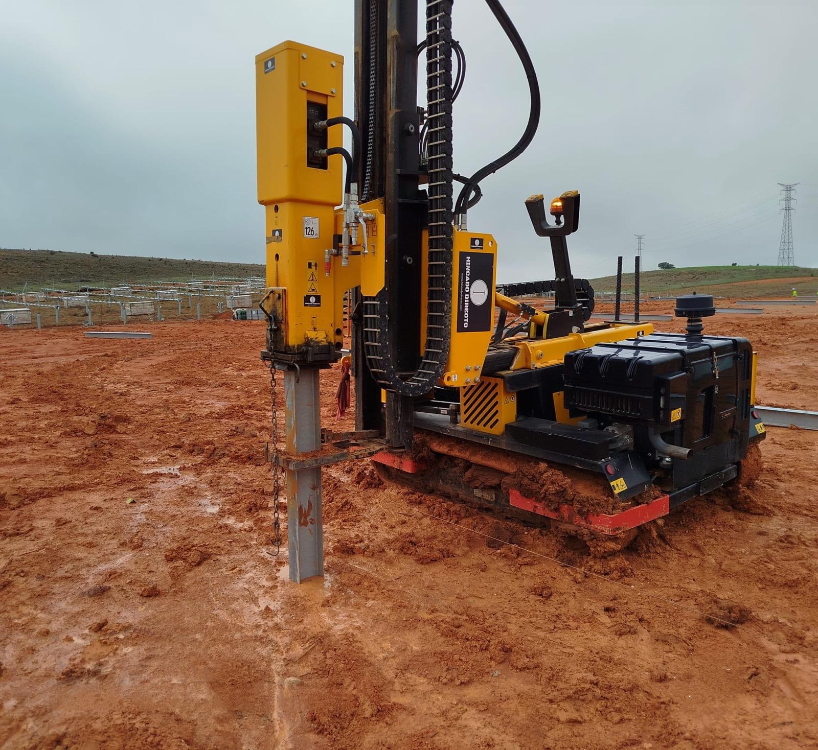 Trabajos de hincado en planta solar